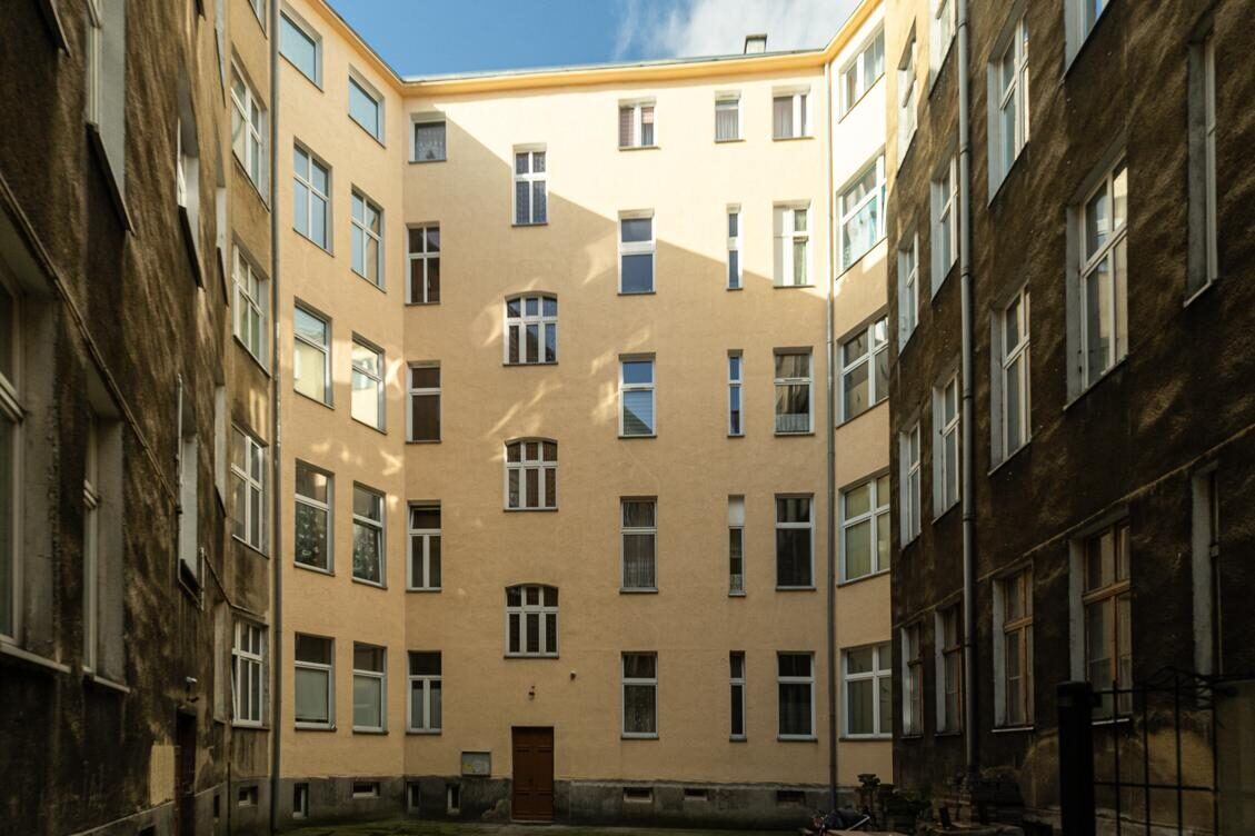 System Outside — Gründerzeit-Innenhof